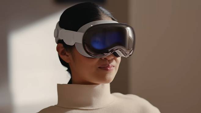 애플의 혼합현실(Mixed Reality) 헤드셋 기기인 ‘비전 프로(Vision Pro)’. [유튜브 'Apple']
