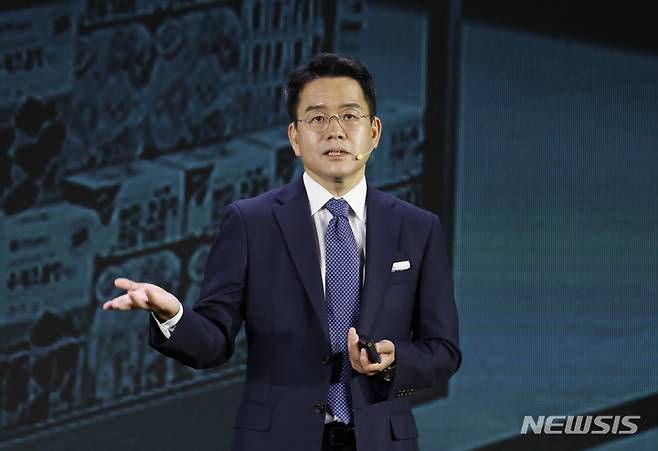 [서울=뉴시스] 고승민 기자 = 지난 8일 강희석 이마트 대표가 서울 코엑스에서 열린 '신세계 유니버스 페스티벌'에서 발언하고 있다. 2023.06.08. kkssmm99@newsis.com