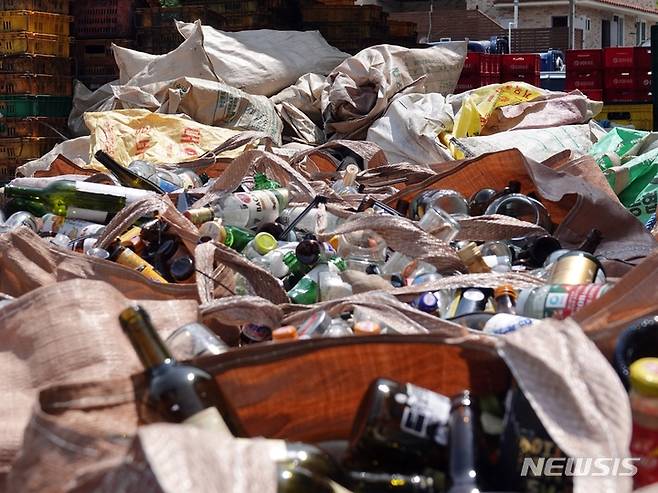 [제주=뉴시스] 오영재 기자 = 7일 오전 제주 유일 폐유리 처리 업체인 '한라공병' 내 작업장에 폐유리들이 쌓여있다. 이 곳에서는 연간 7500t 가량의 폐유리들이 처리된다. 2023.06.10. oyj4343@newsis.com