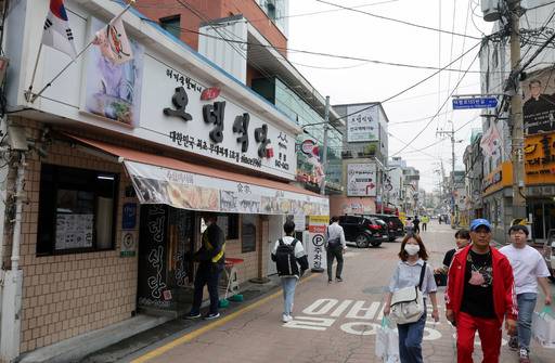 의정부 ‘부대찌개 거리’에 있는 오뎅식당 전경. 간판 속 고 허기숙 할머니가 눈에 띈다.