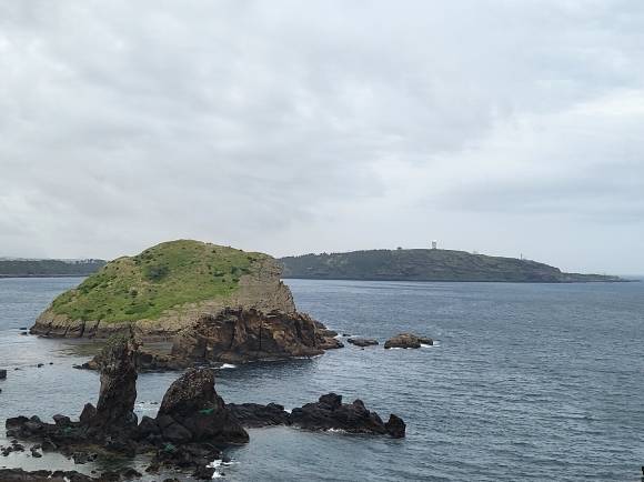 차귀도 장군바위 쪽에서 멀리 수월봉이 보인다. 제주 강동삼 기자