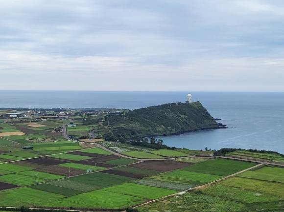 고산리 당산봉(당오름)에서 바라본 고산평야와 수월봉의 모습. 제주 강동삼 기자