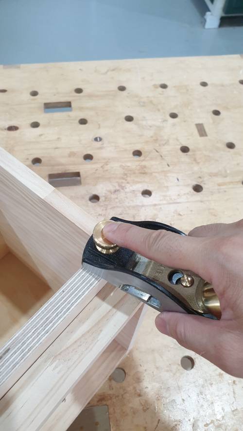 블럭 플래인으로 면을 평평하게 하는 모습