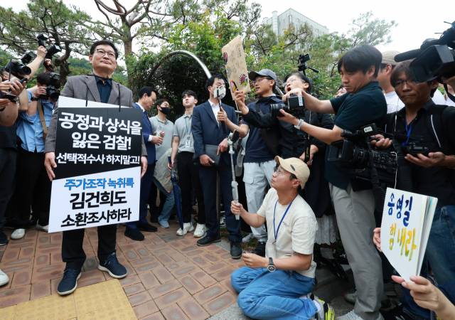 더불어민주당 '전당대회 돈봉투 의혹'과 관련해 송영길 전 대표가 7일 서초구 서울중앙지방검찰청에 자진 출석 뒤 검찰 관계자와의 면담이 이뤄지지 않자 검찰 청사 입구에서 1인 시위를 벌이고 있다. 연합뉴스