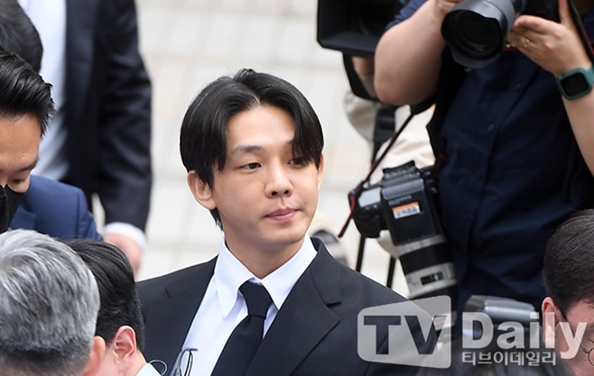 This article sums up.Not Drug Chung Jungkook ...S-rated movie star Yoo Ah-in case,Why did the prosecution pull out the knife that forged me? ⁇  The waves are endless  ⁇  StiffeningSusa, we cant rule out additional crimes  ⁇Actor Yoo Ah-in (real name Um Hong-sik, 37), who is accused of Drug Oral administration, will be song sited in the prosecution in 124 days, and a long-term trial with Stiffening Susa is expected.On the 9th, Seoul Police Agency Drug Crime Susa University Song-in without detention to the prosecution on charges of oral administration of more than 7 kinds of drugs (violation of Drug Management Act).Yoo Ah-in is known to have Oral administration of five kinds of cannabis, propofol, cocaine, ketamine and zolpidem Drug.However, as a result of Susa, he was charged with Drug Oral administration of more than eight drugs, including midazolam, alprazolam and one other drug.In addition, suspicions have been added to the situation that helped the best YouTuber escape abroad, which is believed to be an accomplice.According to the police, his Drug Oral administration evidence has been secured to some extent.I also denied the Drug Oral administration at first, but on the 24th of last month, he said that he suddenly acknowledged the allegations in the interrogation of the suspects before the arrest, that is, the warrant examination.He also admitted that he had smoked alone and that several people had smoked together.Reflecting this situation, the same day the court dismissed the arrest warrant issued by the police.However, the police have obtained a lot of evidence, including the circumstances of his acquaintance with the Drug Oral administration charge, and proved the completeness of Susa.The preceding evidence investigated by the Police means that it is likely to be adopted as valid evidence in the court. Among them, the Police decided to Song Site without detention instead of requesting the court again for arrest warrant.The case has been transferred to the Seoul Central District Prosecutors Office, and more detailed Stiffening Susa is expected to take place in the future, reflecting Yoo Ah-ins reversal of position.Earlier in 2021, the Police launched Susa after receiving the results of an investigation by the Ministry of Food and Drug Safety last year that it had been overprescribed with propofol.As a result of the emotions, four kinds of drugs such as propofol, hemp, cocaine, and ketamine were detected in the hair and urine, and it was shocked.Since then, his Drug has been added to eight types through investigation, and at this point, when he has been caught hiding his actual home address, accompanying people around him to inhale Drugs, or helping people escape, some people seem to be sticking their tongues out, calling it the level of travel.As another crime scene is likely to be added in the future, the prosecution Stiffening Susa is expected to proceed in detail.In the case of Yoo, he is a top actor in the movie industry who has made his name known not only in Korea but also in the world. As the crime and the moral disorder committed by the famous people of the whole nation, the legal profession can not help but be conscious of the national spotlight against him.For nearly a decade, businessmen, especially businessmen, especially the entertainment industry, have been ringing social alarms in drug offenses and travel.At this point when the Republic of Korea is no longer Jungkook, this ethical and legal catastrophe of the top actor has made the prosecution realize the necessity of reforming and enforcing the Drug Law and Punishment. Yoo Ah-in has become another litmus paper to prove the need and competence of the prosecution.Some lawyers have predicted that as long as there is a lot of evidence about his Oral administration, he can not rule out the possibility of imprisonment and that the trial will be prolonged if he is arrested in court.