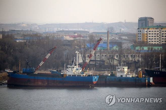 압록강 북한 지역에 정박해 있는 화물선 [연합뉴스 자료사진]