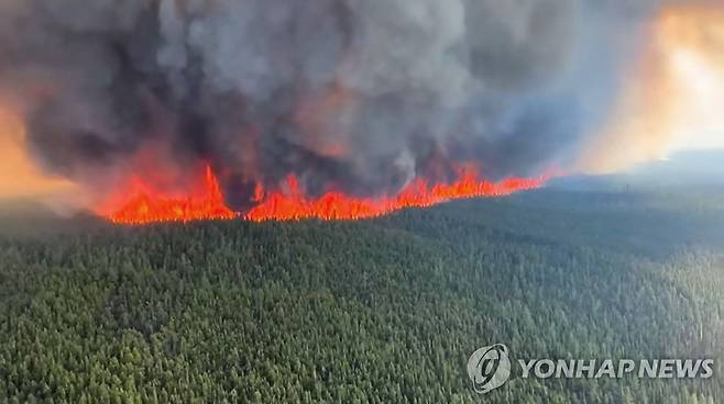 캐나다 산불 (텀블러리지[캐나다 브리티시 컬럼비아주] AFP=연합뉴스) 8일(현지시간) 캐나다 서부 브리티시 컬럼비아주 텀블러 리지 마을에 발생한 산불 모습. 2023. 6. 10. photo@yna.co.kr