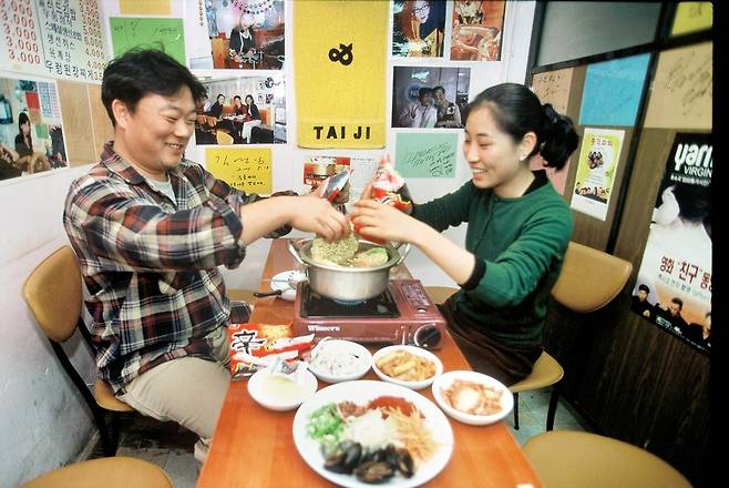젊은이들의 인기를 끈 '셀프라면' 음식점. 2001년 [연합뉴스 자료사진]