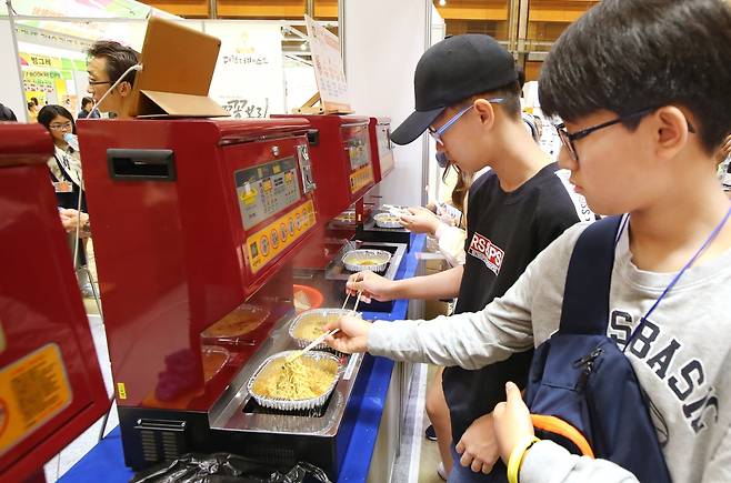 라면 즉석조리기 등장. 2017년 [연합뉴스 자료사진]