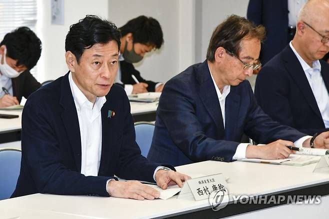 후쿠시마현 어업단체장 만난 니시무라 일본 경제산업상 (이와키 교도=연합뉴스) 니시무라 야스토시 일본 경제산업상이 10일 후쿠시마현 이와키시에서 후쿠시마 제1원자력발전소에서 발생하는 오염수 해양 방류 계획과 관련해 후쿠시마현 어업단체와 의견교환을 하고 있다. 2023.6.10 sungjinpark@yna.co.kr