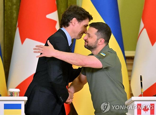 젤렌스키 우크라이나 대통령과 트뤼도 캐나다 총리 (키이우 AFP=연합뉴스) 볼로디미르 젤렌스키 우크라이나 대통령이 10일(현지시간) 수도 키이우에서 쥐스탱 트뤼도 캐나다 총리와 회담 후 공동 기자회견에서 양국 간 협정에 서명한 뒤 악수하고 있다. 2023.06.10 photo@yna.co.kr