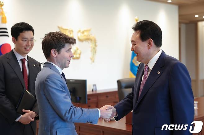 윤석열 대통령이 지난 9일 용산 대통령실 청사에서 '챗(Chat)GPT' 아버지로 불리는 샘 올트먼 오픈(Open)AI 대표를 접견하며 악수하고 있다. (대통령실 제공) 2023.6.9/뉴스1 ⓒ News1 오대일 기자