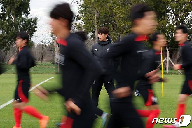 김은중 한국 20세 이하(U-20) 월드컵 축구대표팀 감독이 10일(현지시간) 아르헨티나 라플라타 에스탄시아 치카 훈련장에서 선수들의 훈련을 지켜보고 있다. 2023.6.11/뉴스1 ⓒ News1 이승배 기자