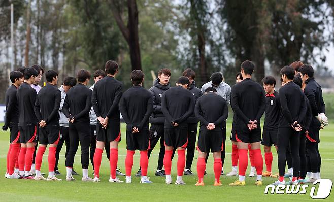 김은중 한국 20세 이하(U-20) 월드컵 축구대표팀 감독이 10일(현지시간) 아르헨티나 라플라타 에스탄시아 치카 훈련장에서 훈련에 앞서 발언하고 있다. 2023.6.11/뉴스1 ⓒ News1 이승배 기자