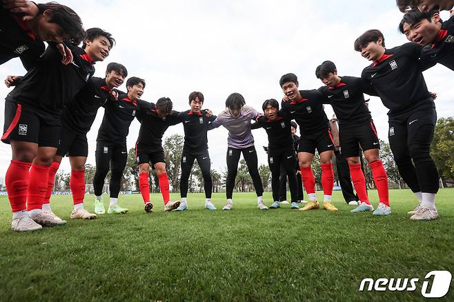 한국 20세 이하(U-20) 월드컵 축구대표팀이 10일(현지시간) 아르헨티나 라플라타 에스탄시아 치카 훈련장에서 훈련을 마치고 선전을 다짐하고 있다. 2023.6.11/뉴스1 ⓒ News1 이승배 기자