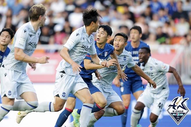 수원과 인천의 경기 모습(한국프로축구연맹 제공)