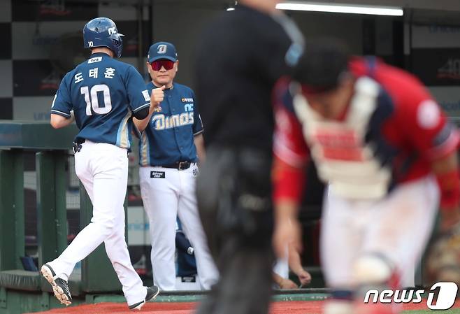 7일 오후 부산 동래구 사직야구장에서 열린 프로야구 '2022 신한은행 SOL KBO리그' NC 다이노스와 롯데 자이언츠의 경기에서 2회초 1사 만루 양의지의 1타점 적시타로 도태훈이 홈인하고 있다. 2022.8.7/뉴스1 ⓒ News1 김영훈 기자