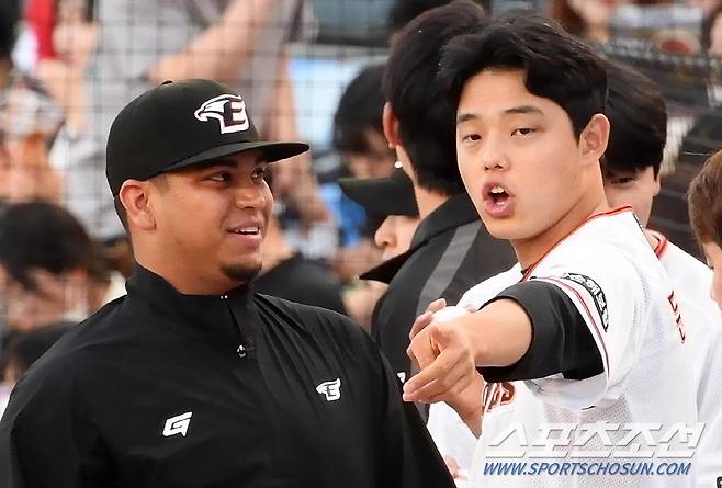 한화 산체스와 문동주. 대전=박재만 기자pjm@sportschosun.com