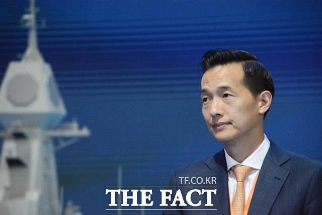 7일 부산 벡스코에서 열린 '제13회 국제해양방위산업전'(MADEX 2023)' 한화오션 부스를 방문한 김동관 한화그룹 부회장이 기자들과 질의응답을 하고 있다. /김태환 기자