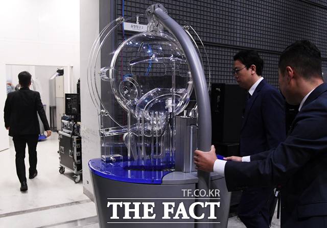 이날 생방송에 앞서 동행복권 직원들이 MBC 방송국 내 잠금장치가 된 창고에서 추첨기 '비너스'를 꺼내고 있다.