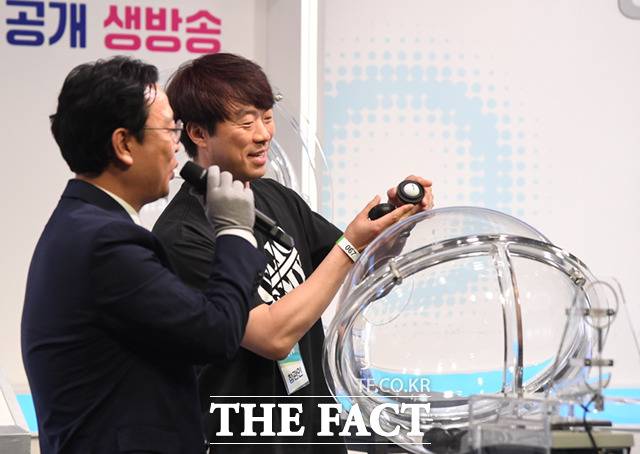 이날 쓰일 세트는 본 추첨기에 쓰일 추첨볼 세트는 1번으로 선정됐다. 예비 1,2번 추첨기에는 각각 2번과 4번이 뽑혔다.