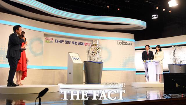 150명 참관인이 지켜보는 가운데, 생방 전 마지막 리허설에서 본 추첨기가 시험 작동되고 있다.