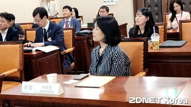 우먼인IT 세션에서 좌장을 맡은 이지은 한양사이버대 교수가 발표를 경청하고 있다.