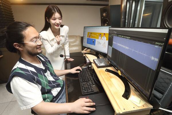 박소영 MBC 아나운서가 서울의&nbsp;한 스튜디오에서 AI 아나운서 보이스 제작을 위해 본인의&nbsp;음성을 녹음하고 있다. (사진=KT)