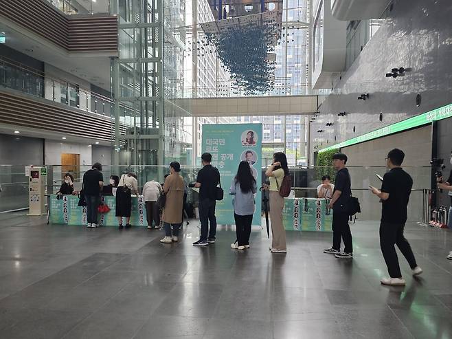 10일 서울 상암동 MBC 1층 로비에서 로또 추첨 공개 생방송을 참관할 시민들이 입장 절차를 밟고 있다. /윤희훈 기자