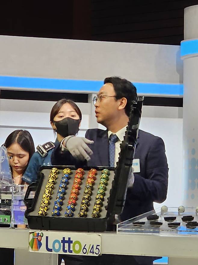 동행복권 관계자가 로또 추첨에 사용될 추첨볼을 소개하고 있다. /윤희훈 기자
