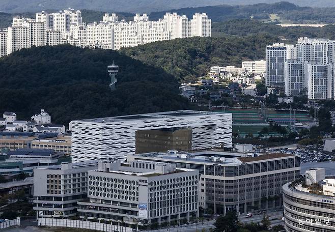 정부는 행정중심복합도시(행복도시) 기본계획을 변경하면서 세종시의 상가 공실 문제 해결을 위해 상가업무용지 비율 목표를 3%에서 2%로 낮출 방침이다. 사진은 행복도시 전경이다. 동아일보 DB