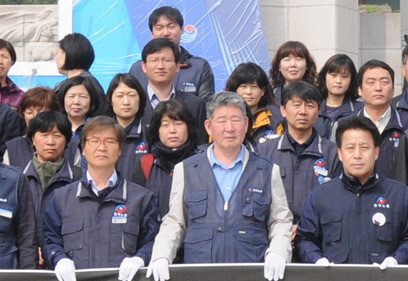 지난 2014년 4월 17일 4·19혁명 기념식에 함께 참여한 이정식 당시 한국노총 사무처장(첫째 줄 제일 왼쪽)과 김준영 당시 한국노총 전략기획본부장(둘째 줄 제일 오른쪽). 한국노총 제공