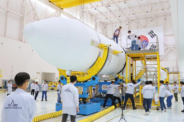지난달 16일 전남 고흥 나로우주센터 발사체조립동에서 한국항공우주연구원 연구원들이 3차 발사를 앞둔 한국형발사체 누리호의 1, 2단과 3단 결합 작업을 하고 있다. 한국항공우주연구원 제공