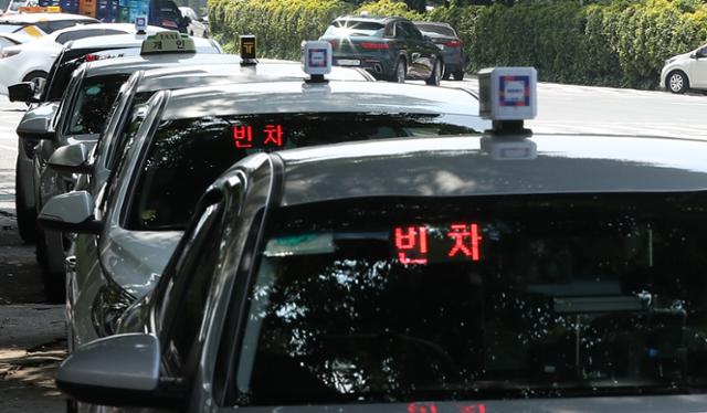 9일 오전 경남 창원 성산구 용호동 정우상가 인근 택시 승강장에 택시가 줄지어 서 있다. 연합뉴스