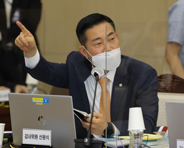 신원식 국민의힘 의원이 6일 서울 용산구 합동참모본부 청사에서 열린 국정감사에서 김승겸 합참의장에게 질의하고 있다. 오대근 기자