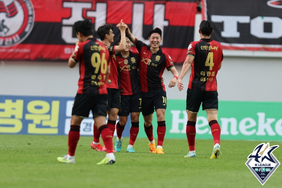 FC서울 황의조가 득점을 기록한 뒤 동료들의 축하를 받고 있다. [사진=한국프로축구연맹]