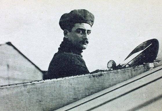 항공기에 탑승한 롤랑 가로스. 그는 항공기 역사의 개척자이자 프랑스의 전쟁 영웅이기도 하다. 위키피디아