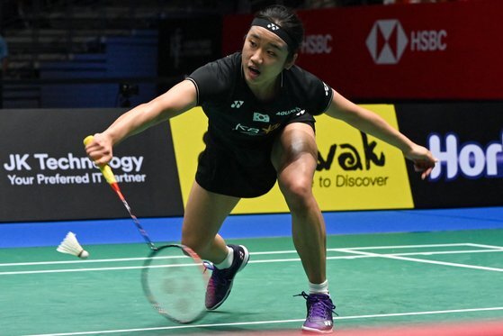 싱가포르 오픈 결승전에서 상대 선수 야마구치 아카네의 공격을 막아내는 안세영. AFP=연합뉴스