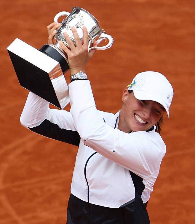 이가 시비옹테크가 10일 열린 2023 프랑스 오픈 테니스 여자 단식 결승에서 카롤리나 무호바를 꺾은 뒤 우승컵을 들어 올리며 기뻐하고 있다. 파리 | 로이터연합뉴스