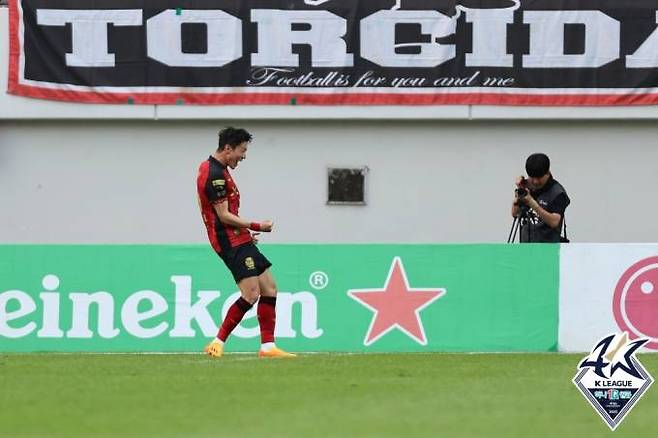 동점골을 넣고 기뻐하는 FC서울의 황의조. 프로축구연맹