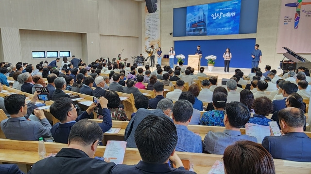 전곡중앙교회 교인들이 10일 경기도 연천의 새 예배당에서 입당 감사예배를 드리고 있다. 전곡중앙교회 제공