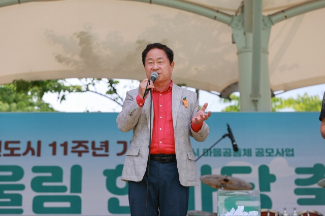 주광덕 남양주시장이 지난 10일 열린 별내신도시 11주년 기념 어울림 한마당 축제에서 인사말을 전하고 있다. 남양주시 제공