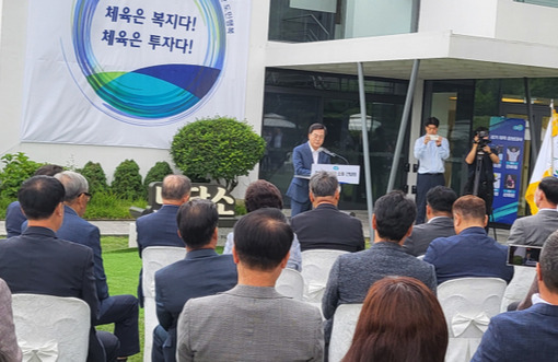 지난 8일 도담소에서 열린 ‘경기체육 발전 소통 간담회’에서 김동연 도지사가 현재 GH가 위탁 관리하고 있는10개 도청 직장운동부와 4개 도립 체육시설의 체육단체 관리 이관 추진 계획을 밝히고 있다. 황선학기자