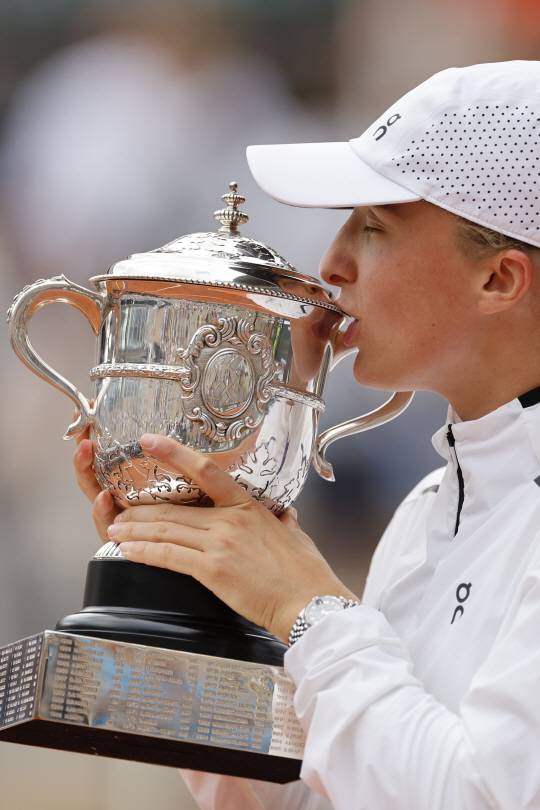 폰란드의 이가 시비옹테크가 10일 밤(한국시간) 프랑스 파리의 스타드 롤랑가로스에서 열린 대회 14일째 여자 단식 결승에서 우승을 차지한 뒤 트로피에 입을 맞추고 있다. AP뉴시스