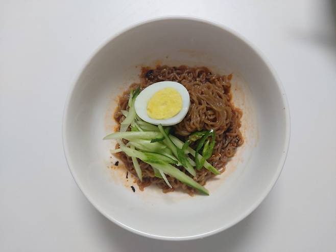 ‘메밀비빔면’ 모습. 기자가 직접 조리했다. 김희량 기자