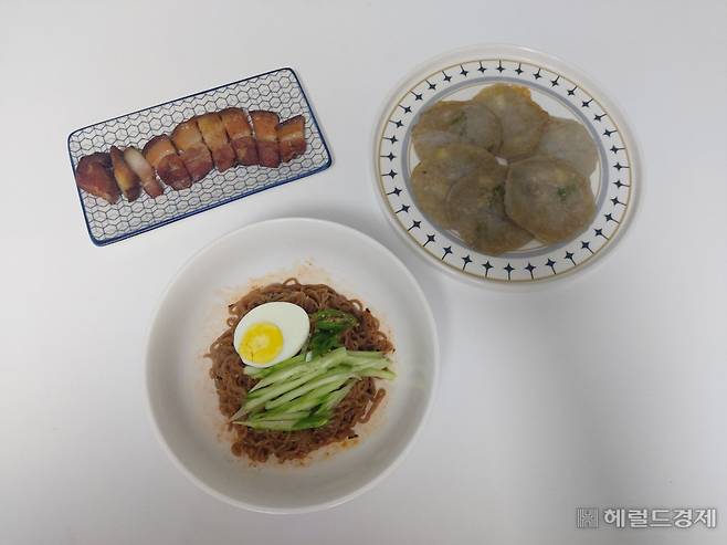 편의점 훈제삼겹살, 냉장고 속 계란·오이·청양고추, 감자전까지 곁들인 ‘메밀비빔면’. 기자가 직접 조리했다. 김희량 기자