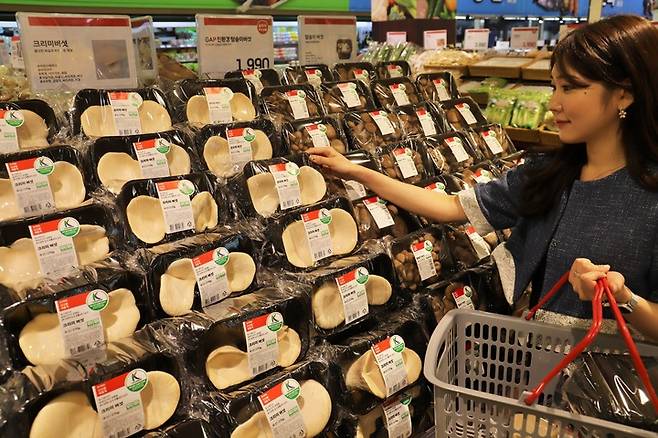 롯데마트 서울역점에서 크리미버섯을 구매하는 고객의 모습(사진=롯데마트 제공) *재판매 및 DB 금지