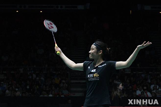 [싱가포르=신화/뉴시스] 안세영이 11일(현지시각) 싱가포르 체육관에서 열린 2023 싱가포르 오픈 배드민턴선수권대회 여자단식 결승전에서 일본의 야마구치 아카네와 경기를 하고 있다. 2023.06.11.