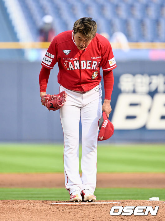 [OSEN=창원, 이석우 기자]SSG 랜더스 선발 투수 김광현이 WBC 음주 사과 인사를 하고 있다. 2023.06.11 / foto0307@osen.co.kr