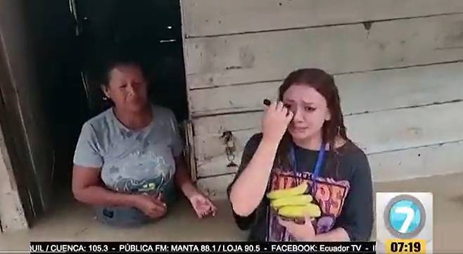 생방송 중 눈물 흘리는 마누엘라 베돈 기자. 그의 왼쪽에는 수재민 하마 씨가 서 있다 [에콰도르TV 방송 캡처. 재판매 및 DB 금지]